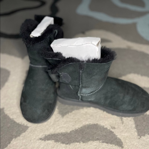 Black Naveah uggs with one bow - Picture 3 of 10